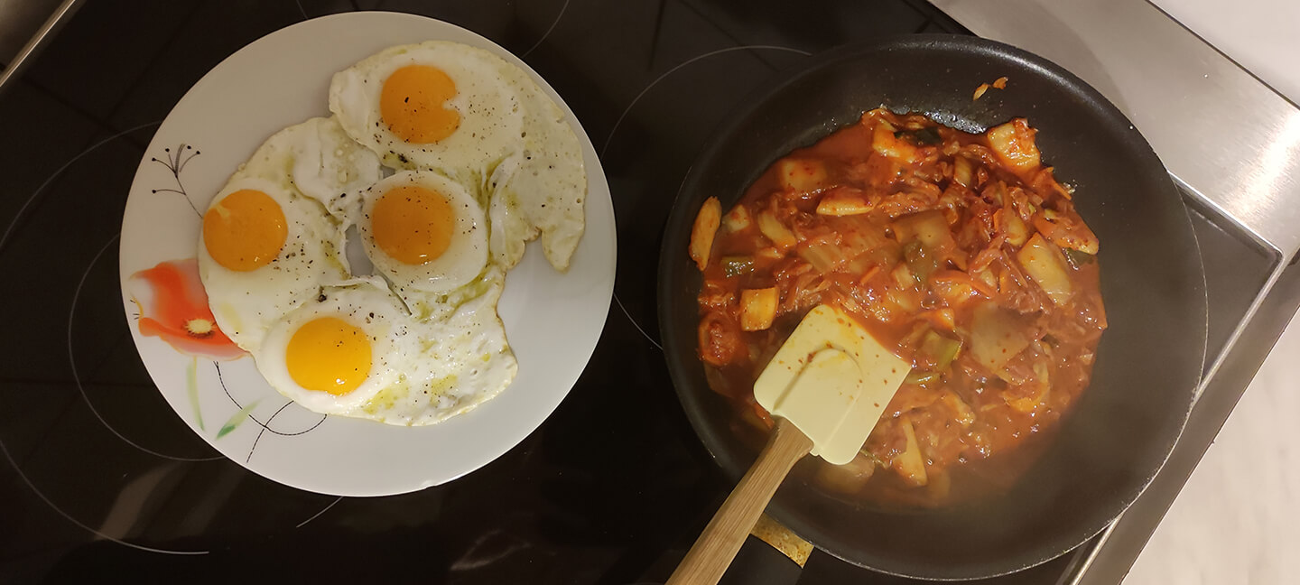 Kimčchi a vejce na plotně